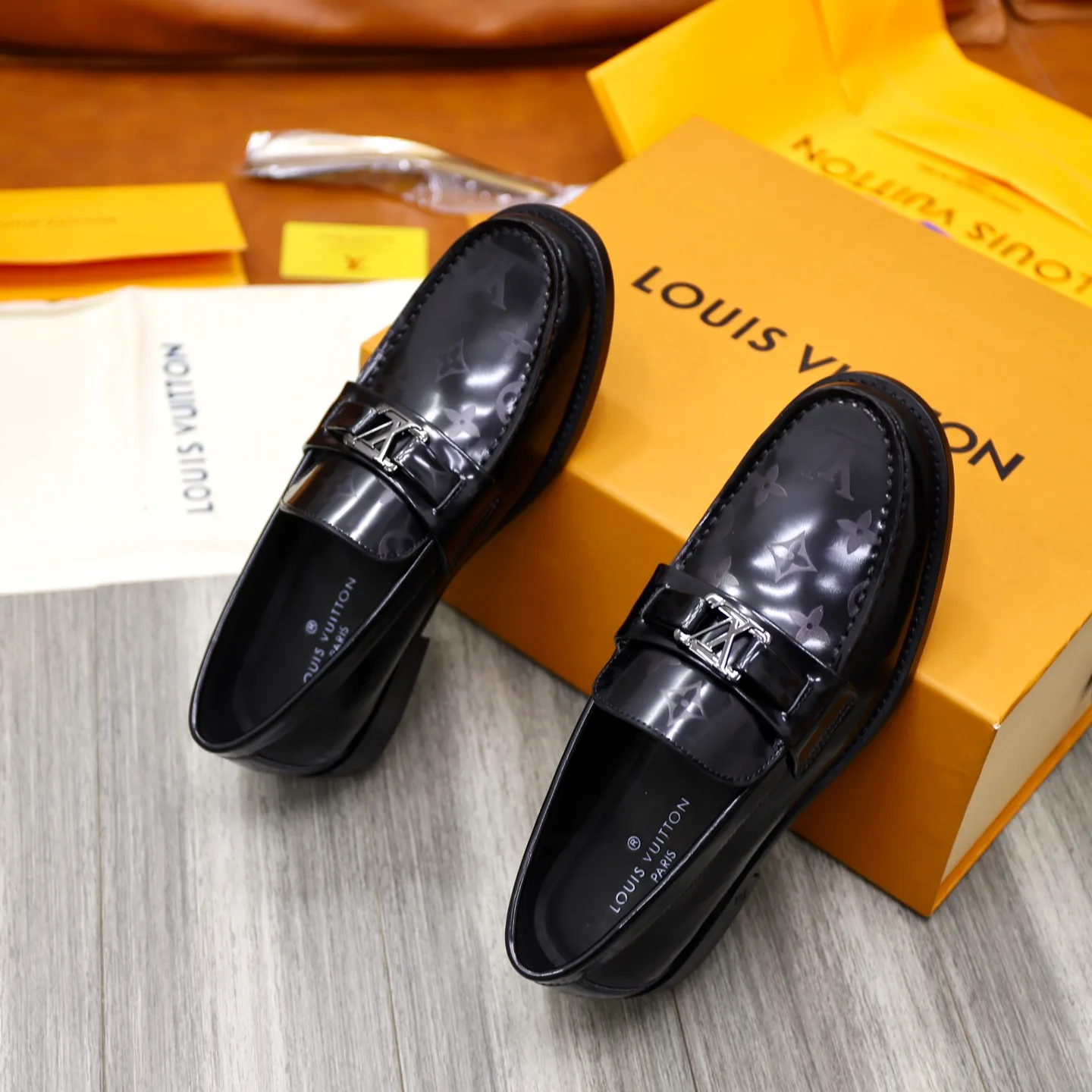 Men's shoes 💰: 💰900LV Louis Vuitton slip-on loafers, top quality products produced in Dongguan, ready for sale! This LV Glove loafer is made of selected soft cowhide, with a slightly wrinkled leather surface and a very high-end texture. Each pair is unique. The leather surface is light and soft, with a fine texture and good luster. It is a classic loafer style, with exquisite handmade mark stitching on the toe, and a square toe configuration to highlight the classic style. The horizontal band has hot-printed LV three-dimensional letters, semi-solid handcrafts and a genuine leather outsole, and a rubber patch on the heel to create wear-resistant performance and comfort. One of the must-have loafers for men! Comes with full original packaging! Code number: 38-39-40-41-42-43-44 (38, 45, 46 customized) standard leather shoe code